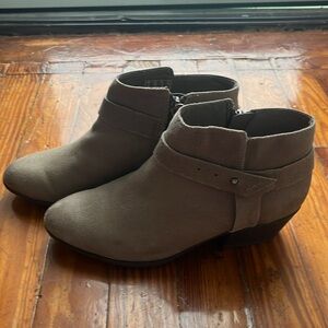 Cute Clarks Boots 🌟